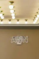 골드 글로브 조명과 네온사인 카페 포인트 연출